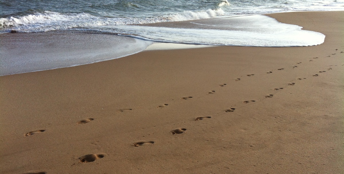 Fuss-Spuren am Strand
